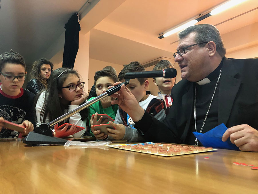 La tombolata dei ragazzi del catechismo con il Vescovo Claudio