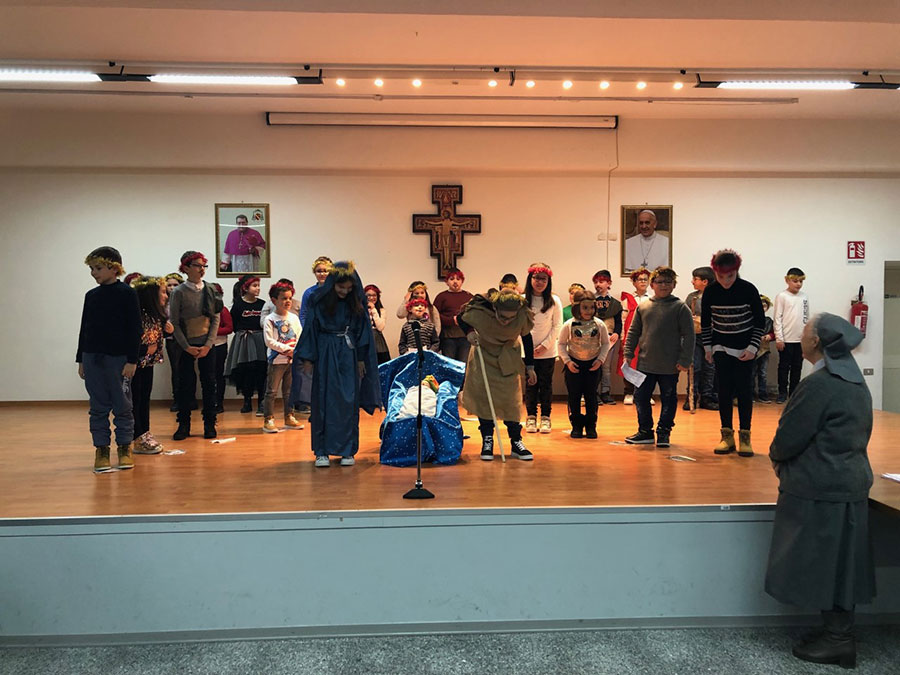 La tombolata dei ragazzi del catechismo con il Vescovo Claudio