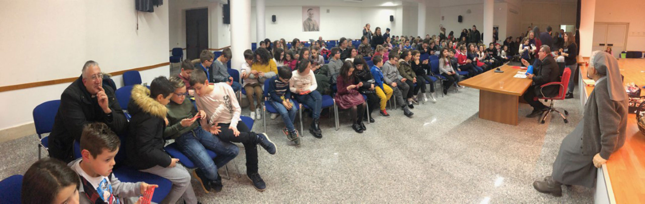 La tombolata dei ragazzi del catechismo con il Vescovo Claudio