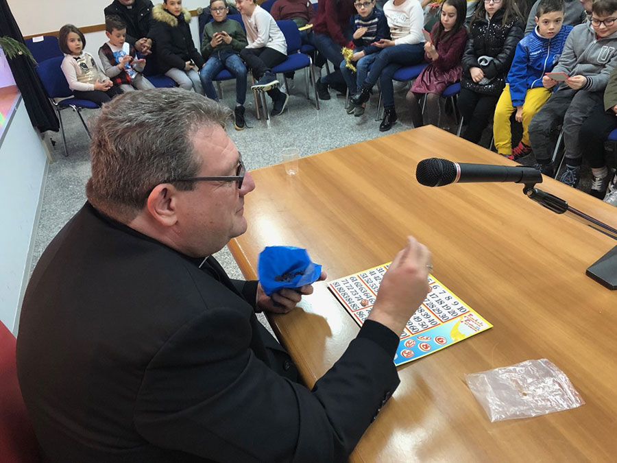 La tombolata dei ragazzi del catechismo con il Vescovo Claudio