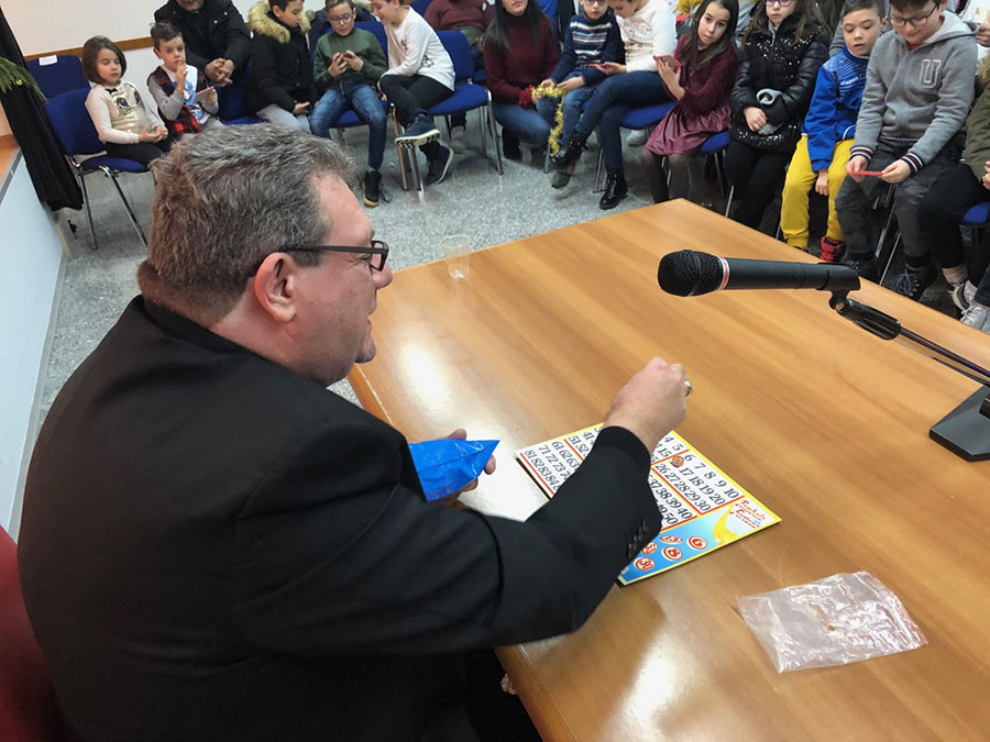 La tombolata dei ragazzi del catechismo con il Vescovo Claudio