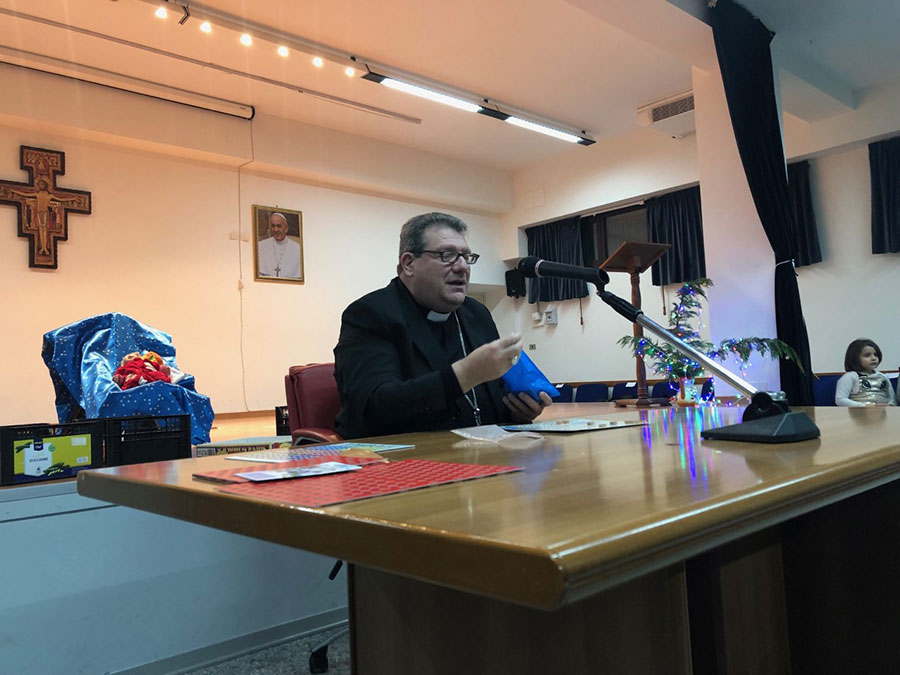 La tombolata dei ragazzi del catechismo con il Vescovo Claudio