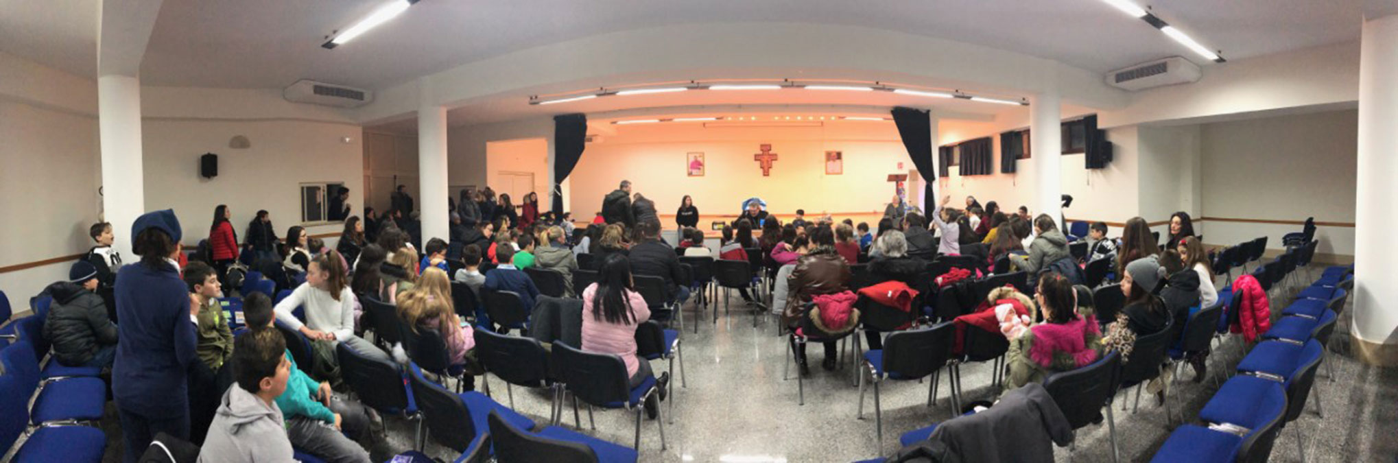 La tombolata dei ragazzi del catechismo con il Vescovo Claudio