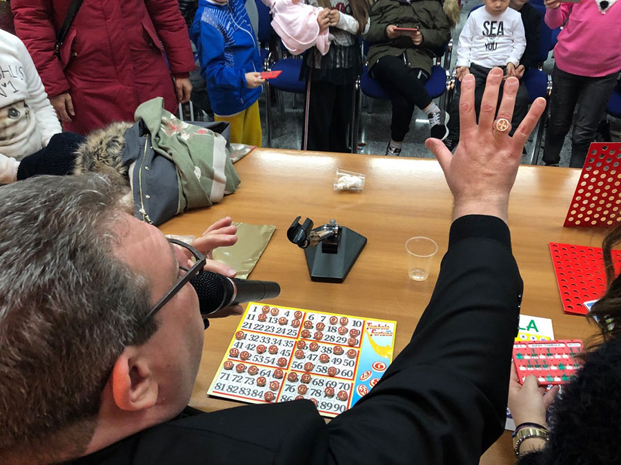 La tombolata dei ragazzi del catechismo con il Vescovo Claudio