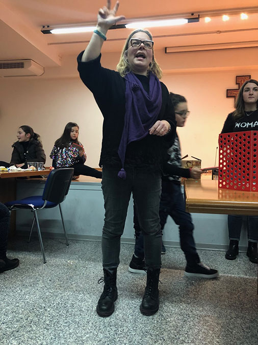 La tombolata dei ragazzi del catechismo con il Vescovo Claudio