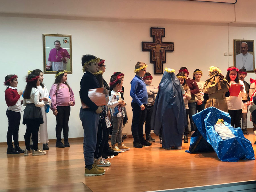 La tombolata dei ragazzi del catechismo con il Vescovo Claudio