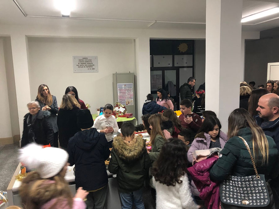 La tombolata dei ragazzi del catechismo con il Vescovo Claudio