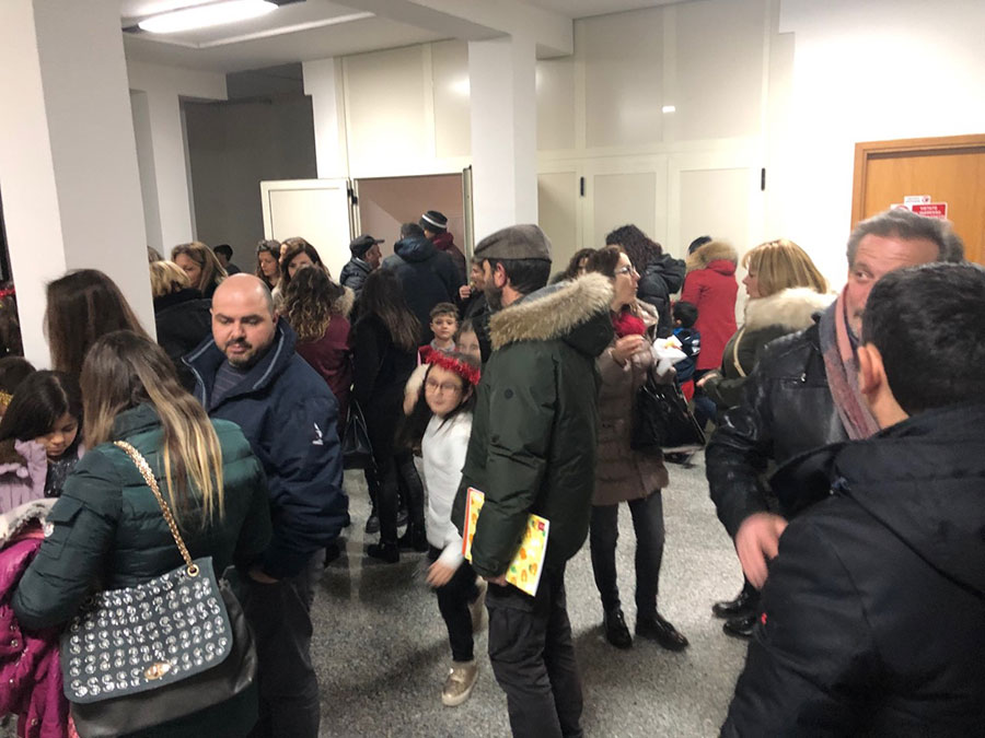 La tombolata dei ragazzi del catechismo con il Vescovo Claudio