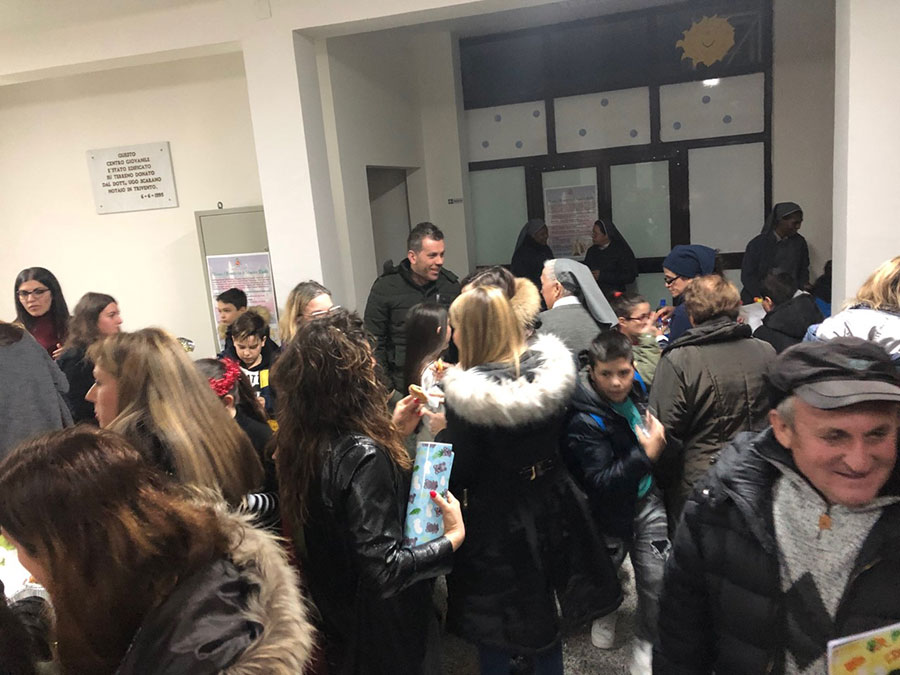 La tombolata dei ragazzi del catechismo con il Vescovo Claudio