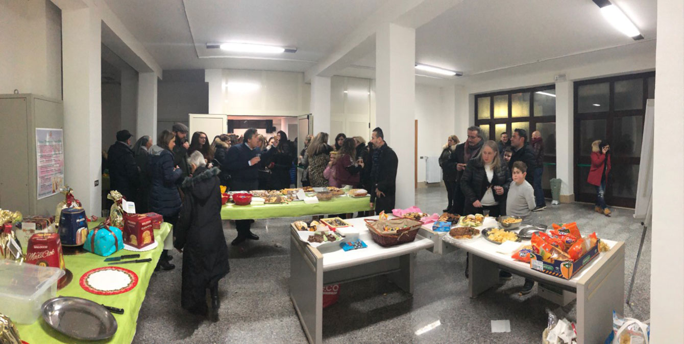 La tombolata dei ragazzi del catechismo con il Vescovo Claudio
