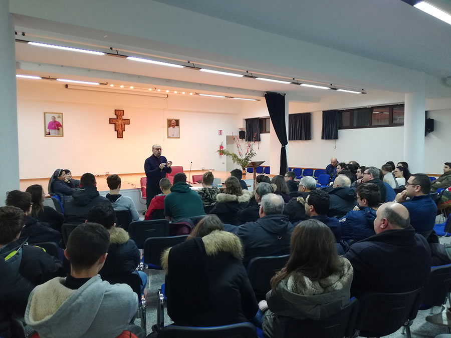 Padre Ernesto Della Corte incontra i giovani della Diocesi