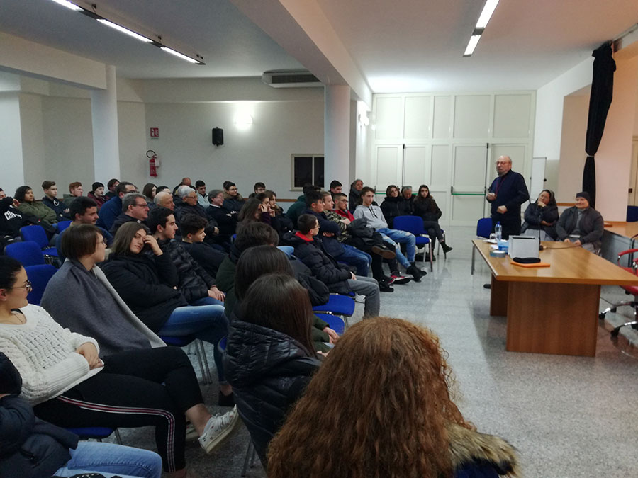 Padre Ernesto Della Corte incontra i giovani della Diocesi