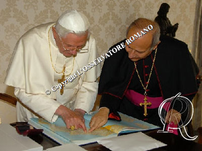 Il Vescovo Scotti con l’aiuto di una cartina geografica indica Trivento al Papa