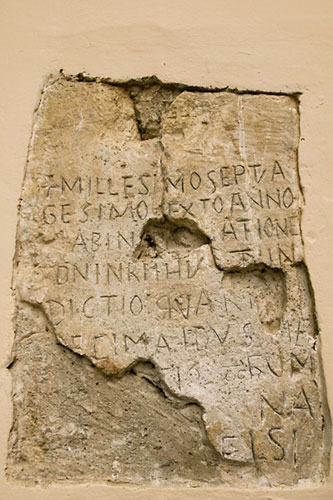 Pietra attestante la prima consacrazione del maggio 1076