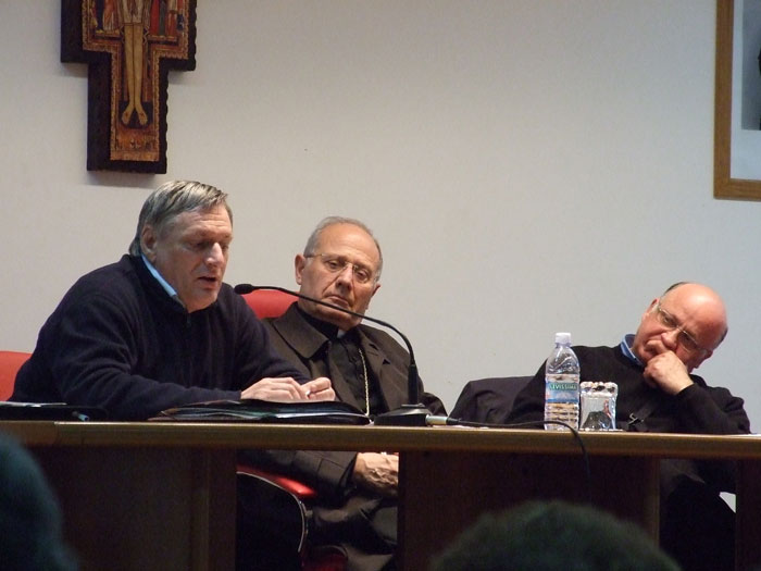 Don Liugi Ciotti accanto al nostro Vescovo Mons Domenico Scotti e don Alberto Conti, Direttore della Caritas Diocesana e della Scuola di Formazione all’impegno sociale e politico “Paolo Borsellino”