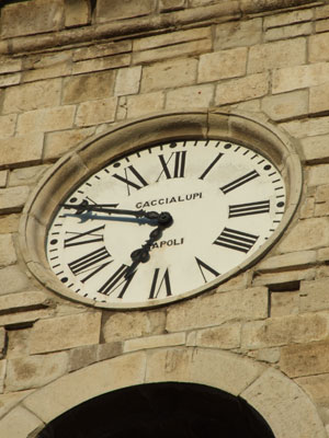 L'orologio della Cattedrale segna le 18:50: la tradizionale processione dei Santi Patroni si prepara ad attraversare le vie di Trivento