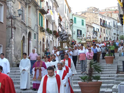La processione scende la scalinata nel quartiere di San Nicola