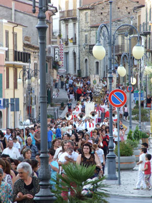 Un'immagine dei numerosi fedeli che hanno preso parte alla processione