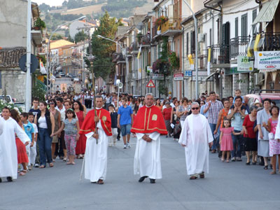 Un'immagine dei tanti fedeli in processione lungo le strade di Trivento