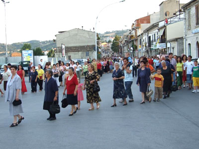 Un'altra immagine dei tanti fedeli in processione lungo le strade di Trivento