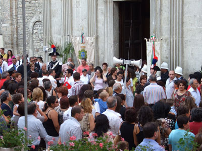 I numerosi fedeli raccolti in piazza Cattedrale in attesa dell'uscita dei ministri e delle statue dei Patroni