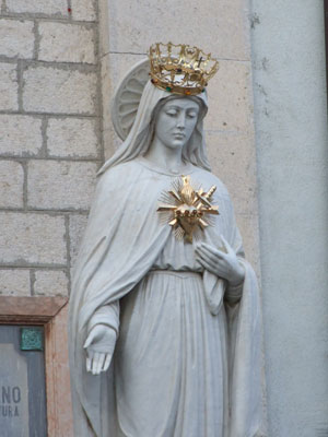 Un'immagine della statua della Madonna della chiesa di San Nicola adornata per l’occasione