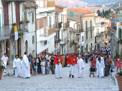 Un'altra immagine dei tanti fedeli che risalgono la monumentale scalinata del paese