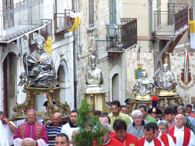 Ancora un'immagine delle quattro statue portate in spalla lungo la scalinata del paese