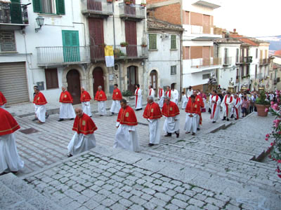 Un'immagine dei Confratelli della Congrega della Trinità e del clero diocesano presente