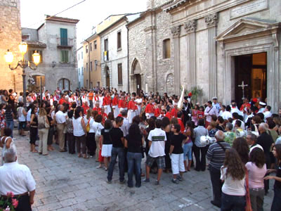La lunga processione giunge in Piazza Cattedrale