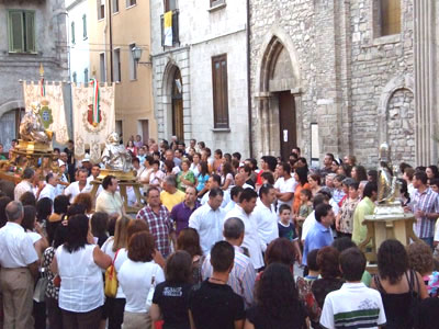 Si attende l'ingresso delle quattro statue per poi concludere la funzione con la benedizione del Vescovo Mons. Scotti