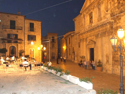 Un'immagine di piazza Cattedrale che si prepara al tradizionale concerto bandistico serale