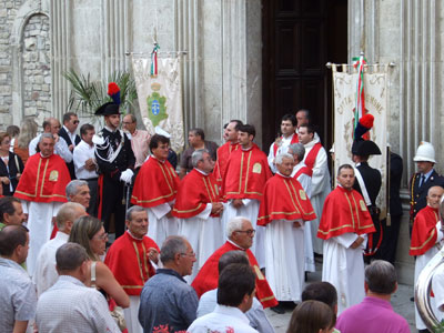 I Confratelli della Congrega della Trinità sono i primi ad uscire dalla Cattedrale per disporsi ordinatamente in testa al corteo