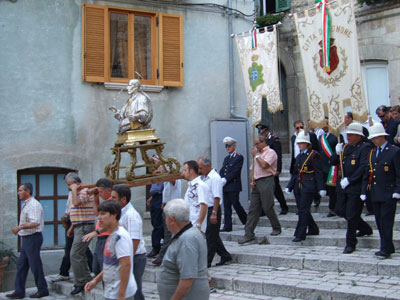 Alla processione è presente anche la città di Agnone. Vediamo qui un'immagine dei gonfaloni delle due cittadine