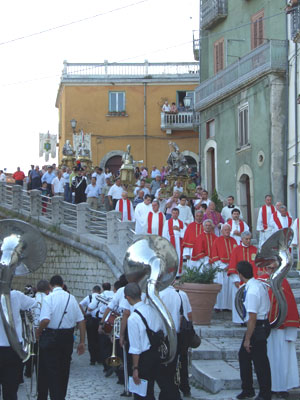 Un'immagine della processione che scende la lunga scalinata del paese