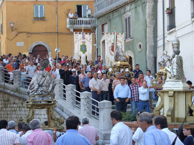 Le quattro statue d'argento portate a spalla lungo le vie del centro storico triventino