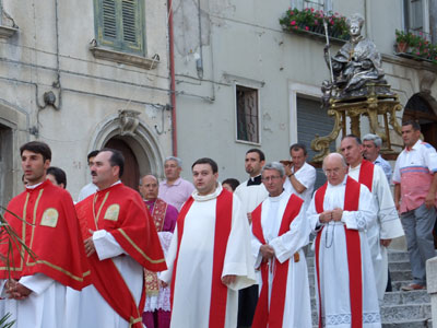 I sacerdoti, intorno al Vescovo, precedono le statue dei Santi Patroni