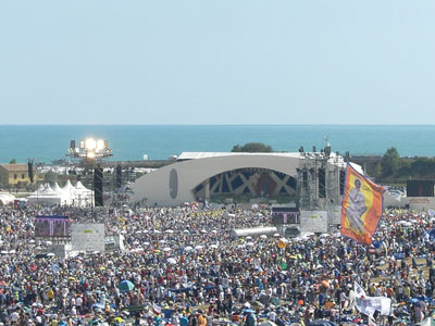 Una suggestiva immagine delle decine di migliaia di ragazzi accalcati dinanzi al palco, nella splendida cornice della piana di Montorso