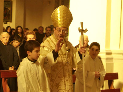 Mons Forte, durante il corteo di ingresso, saluta i fedeli presenti alla celebrazione