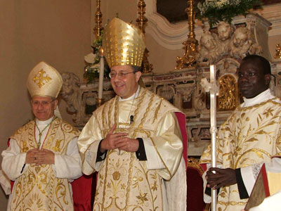 Un'immagine di mons. Forte accanto al nostro Vescovo