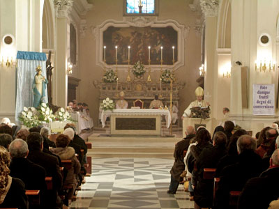 Un'immagine della Cattedrale di Trivento e dei numerosi fedeli presenti