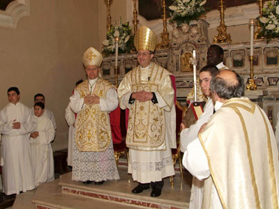 Un'immagine di mons. Forte accanto al nostro Vescovo