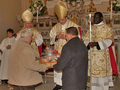 Al termine della celebrazione liturgia al presule ospite è stato consegnato un piccolo dono in cambio del suo grande dono della presenza e della catechesi.