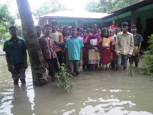 Studenti dinanzi alla scuola Khampur