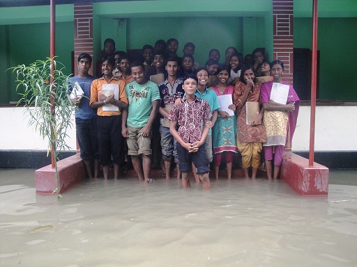 Studenti dinanzi alla scuola Khampur