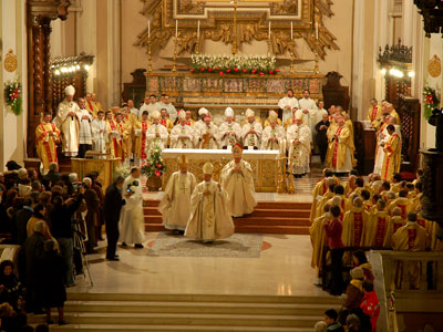 Un'immagine suggestiva della cattedrale di Chieti durante l'ordinazione episcopale di mons. Domenico Scotti