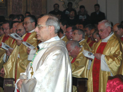 Mons. Scotti, in primo piano, ripreso tra alcuni sacerdoti della Diocesi di Trivento