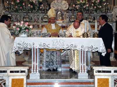 Il Vescovo Mons. Scotti e gli altri ministri presenti all'inaugurazione