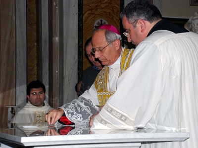 Un'immagine del Vescovo Mons. Scotti e del cerimoniere diocesano Don Gigino Moscufo