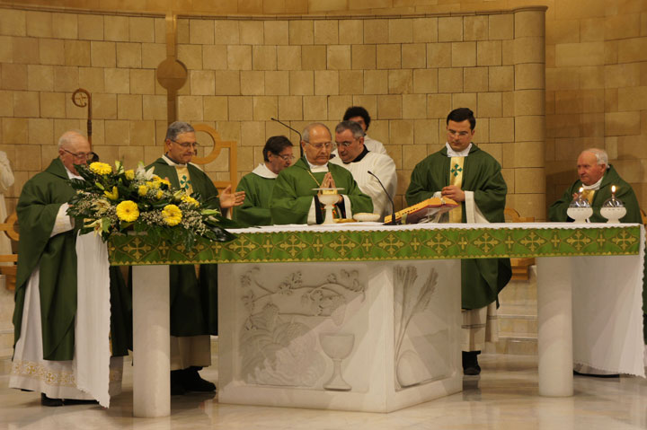 La consegna del Crocifisso a don Antonio Mascia